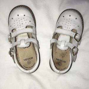 Footmates little girls white buckle dress shoes, size 8 toddler